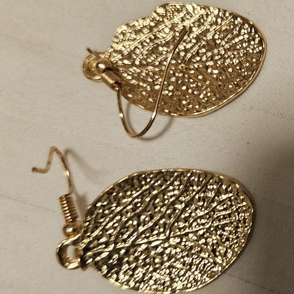 Earrings gold tone leafs - Picture 3 of 4